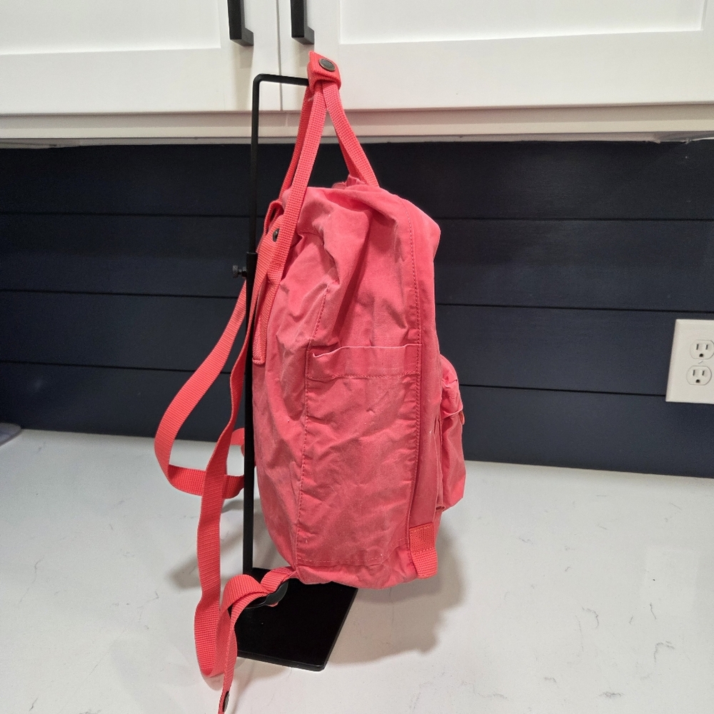 Fjällräven Kånken backpack, Lightweight, Spacious Coral Pink - Picture 3 of 12